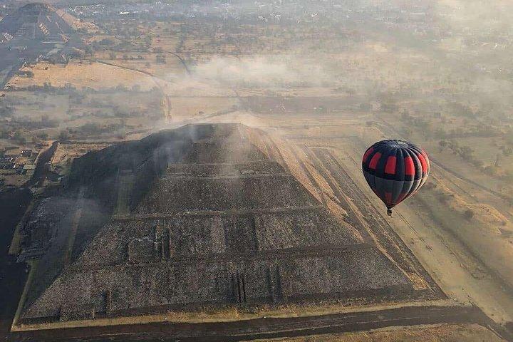 メキシコシティからテオティワカンでの熱気バルーンツアー