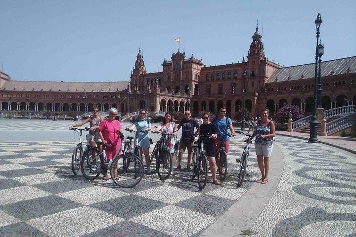 3-hour Guided Bike Tour along the Highlights of Seville