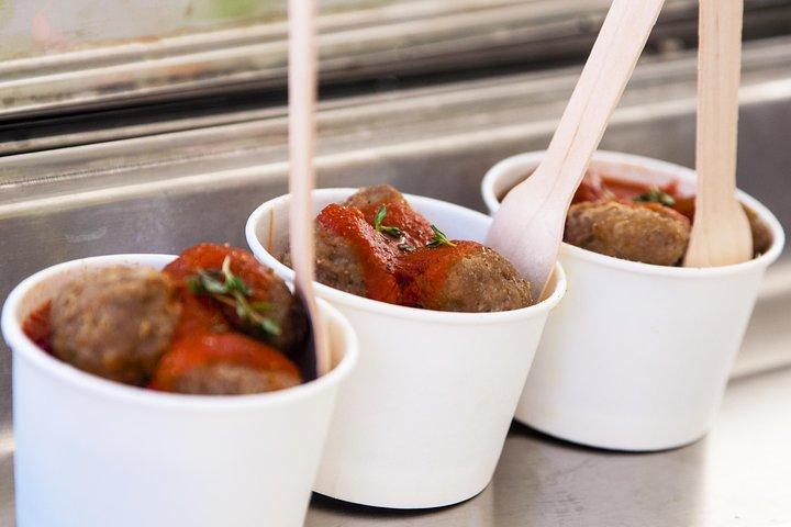 Tour del mercato di Milano e autentico aperitivo italiano a casa di un locale