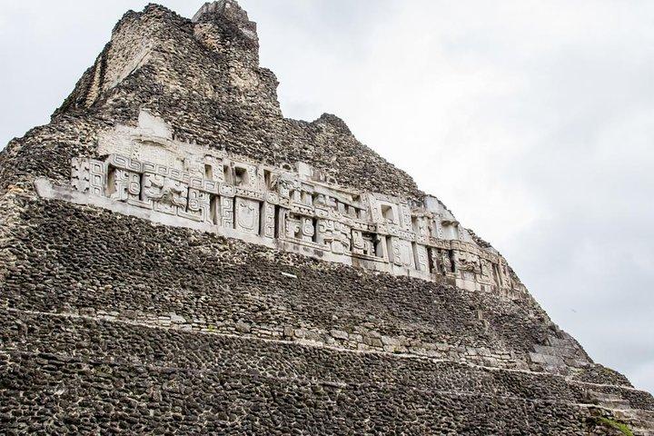 サンイグナチオのシュナントゥニッチマヤ遺跡と洞窟チューブ