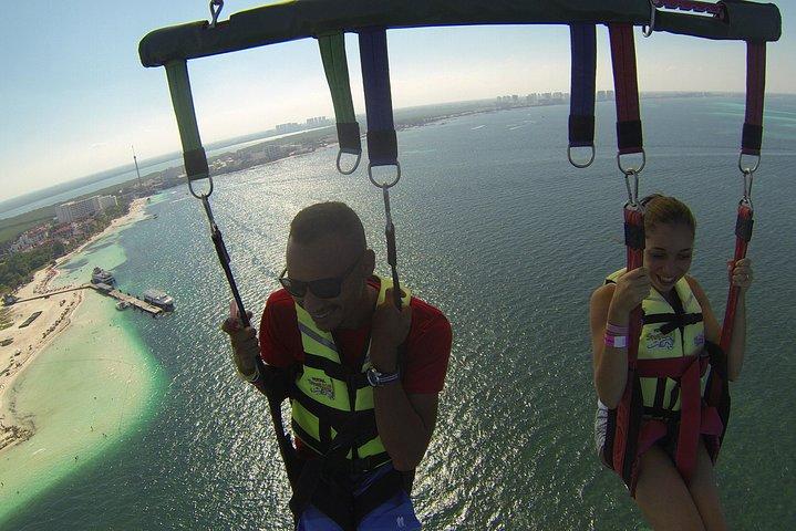Vuela Sobre la Bahía de Cancún : Experiencia de Parasailing