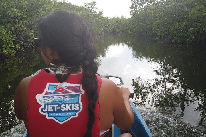 カンクン マングローブ ジェット スキー ツアー: ジェット スキー 1 台につき 1 人のライダー