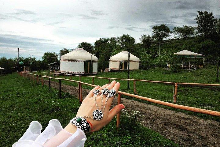 「The Huns」民族村で遊牧民のライフスタイルを発見