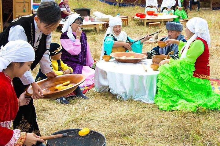 「The Huns」民族村で遊牧民のライフスタイルを発見