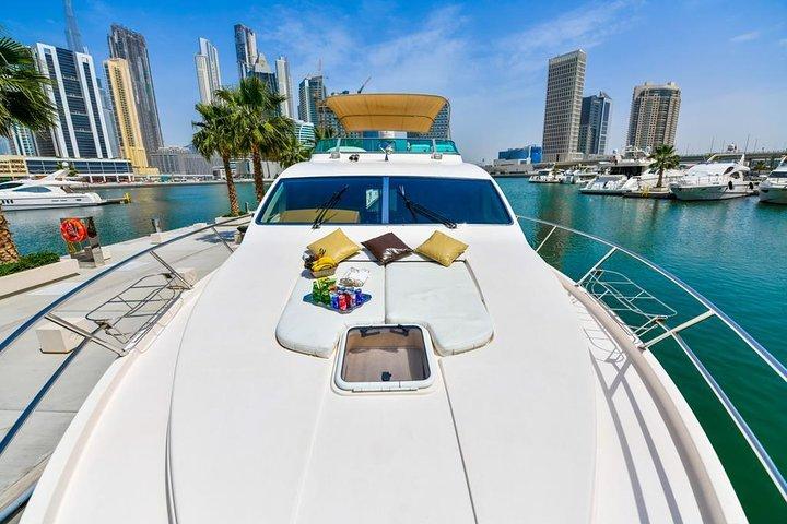Privé overnachting in Dubai aan boord van luxe minijacht
