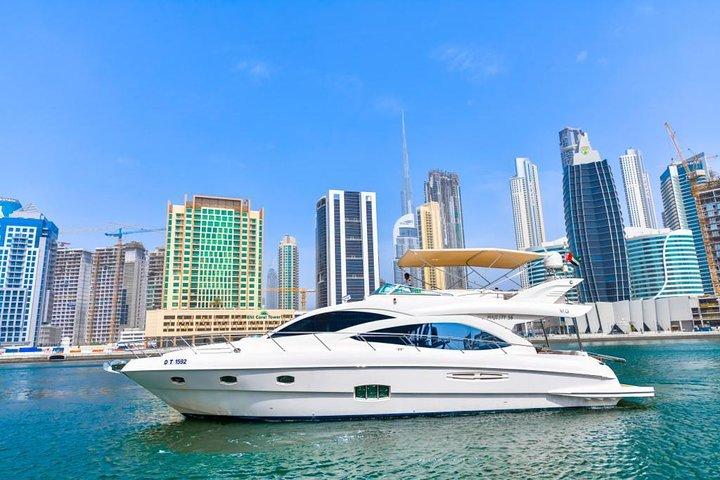 Privé overnachting in Dubai aan boord van luxe minijacht