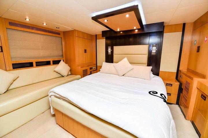 Privé overnachting in Dubai aan boord van luxe minijacht
