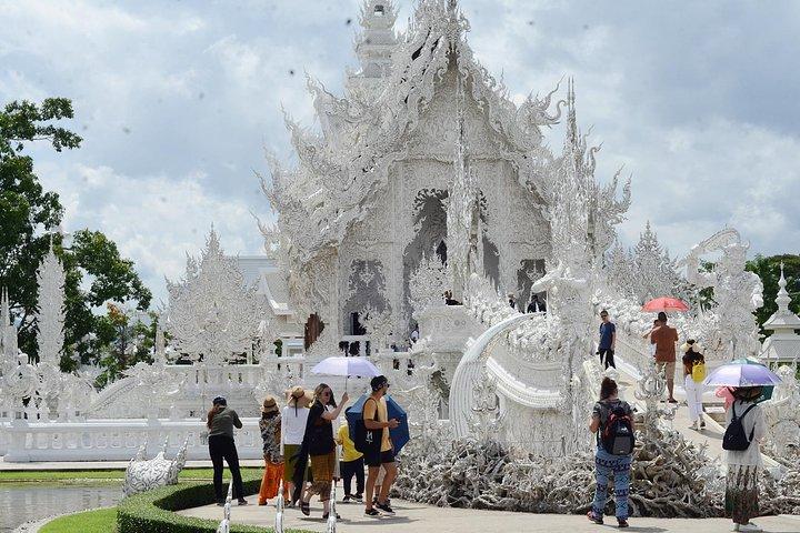 Exklusivt Chiangrai White Temple, blått tempel, svart hus.