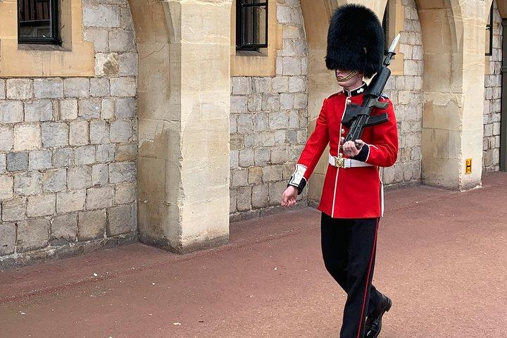 象徴的なロンドンのブラック キャブで行く、ロイヤル ロンドンとウィンザーの 1 日ツアー