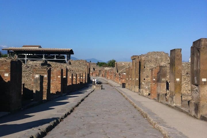 Pompeii small group with an archaeologist - skip the line