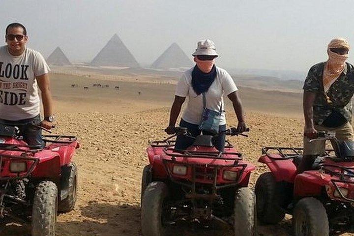 Halvdagstur: Giza-pyramiderne med 60 minutters Quad Bike inkluderet