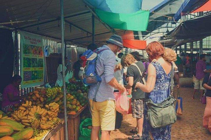 コロンボ港からの昼食付き地元市場ツアーと料理のデモ