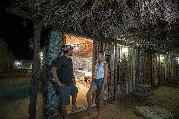 ドバイ：砂漠の一夜サファリと日の出熱気球ライド