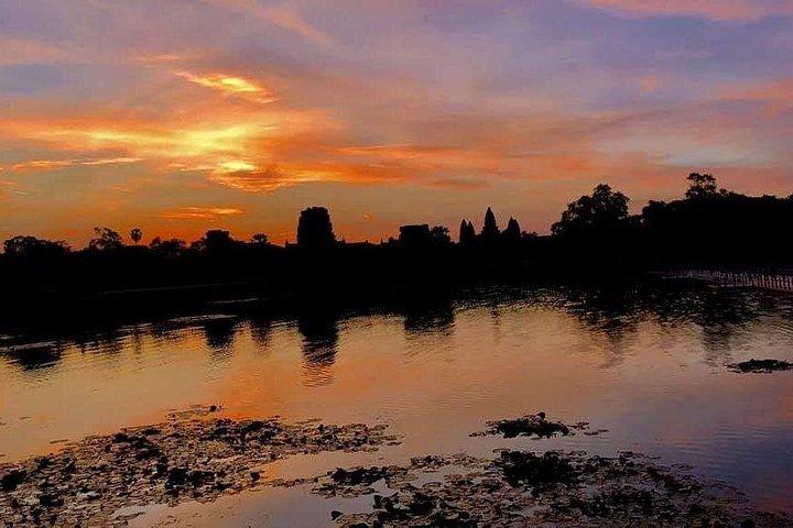 Small-Group Angkor Wat Sunrise Tour with Breakfast