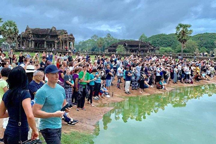 Small-Group Angkor Wat Sunrise Tour with Breakfast