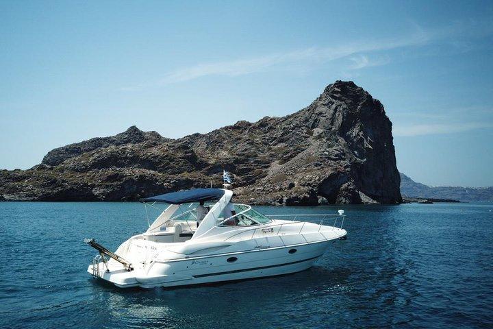 Explora el volcán de Santorini con Alex Private Boat Rental