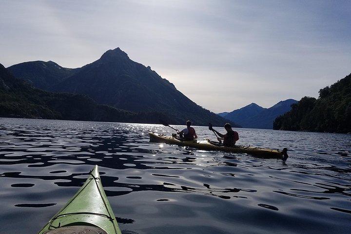 Privétour: volledige dag kajak naar Nahuel Huapi Lake