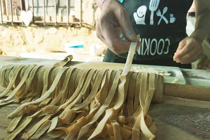 キアンティのラッダでトスカーナ料理のプライベートクラスとワインテイスティング