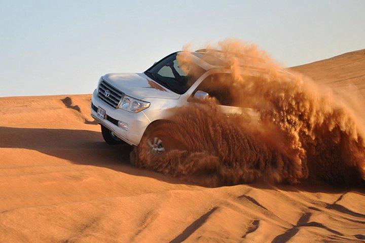 Excursion en buggy dans le désert de Dubaï en soirée avec dîner buffet