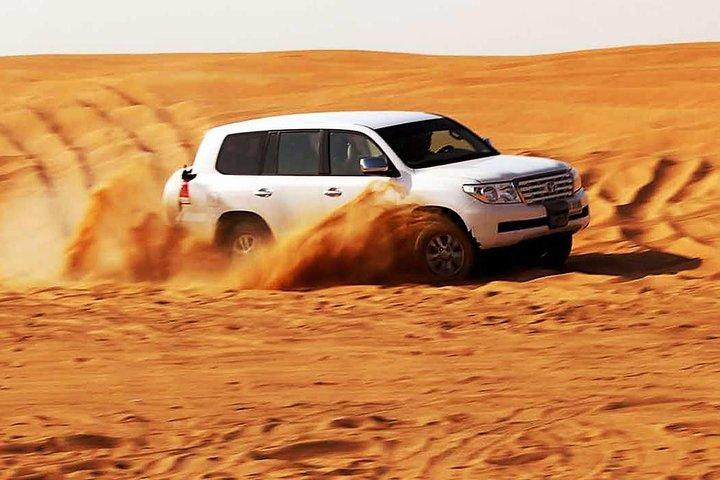 Excursion en buggy dans le désert de Dubaï en soirée avec dîner buffet