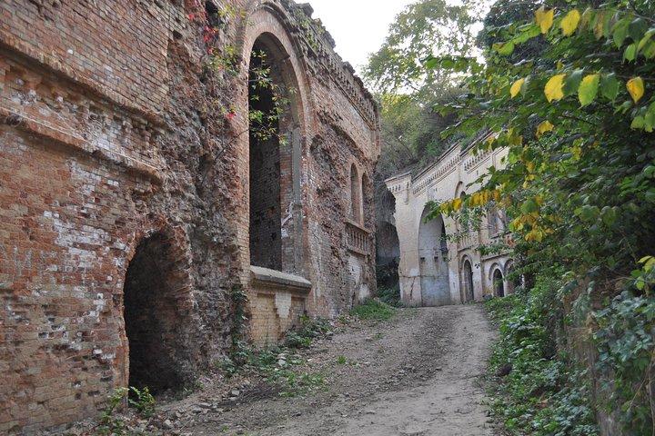 Tunnel of Love y Tarakaniv Fort desde Kyiv Tour privado guiado