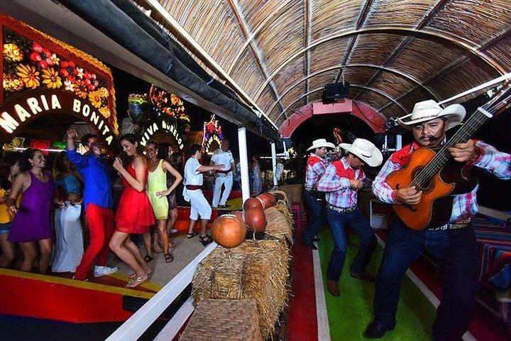 ソキシミルコ ナイト クルーズ体験 + カンクンとリビエラ マヤからの送迎