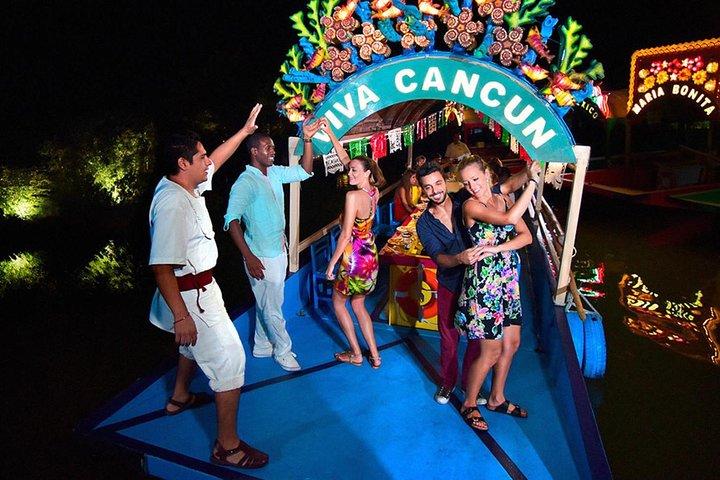 ソキシミルコ ナイト クルーズ体験 + カンクンとリビエラ マヤからの送迎