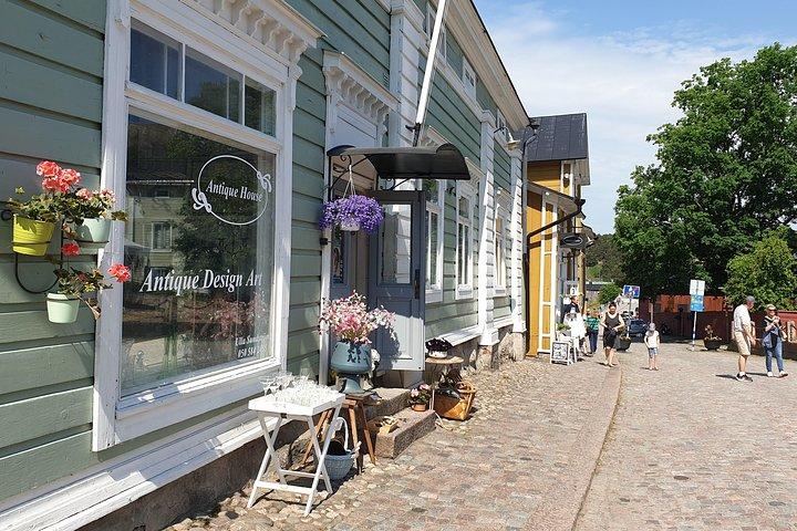 Excursão privada pela cidade de Helsínquia e Porvoo Medieval de carro de luxo