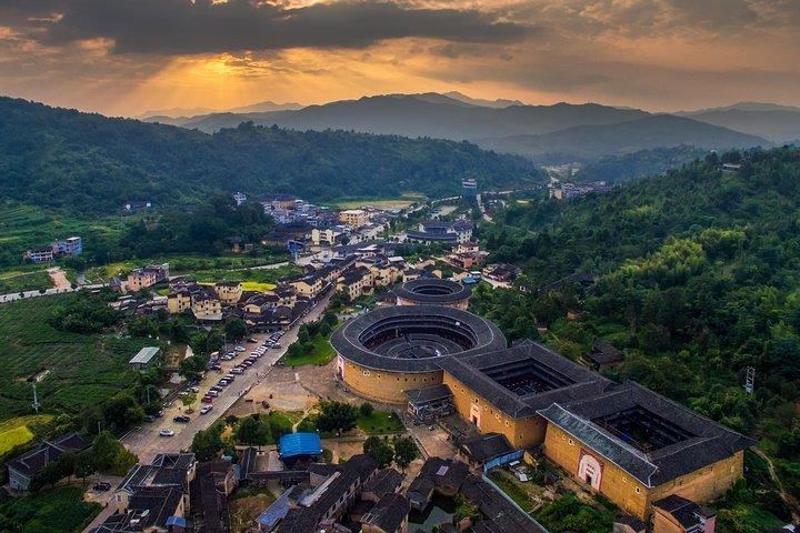 ツアーガイドと車:Tianluokeng TulouとHongkeng Tulouへのプライベートデイツアー