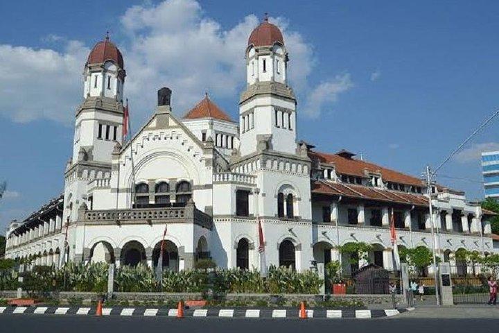 Visite privée d'une journée sur mesure avec chauffeur anglophone à Semarang