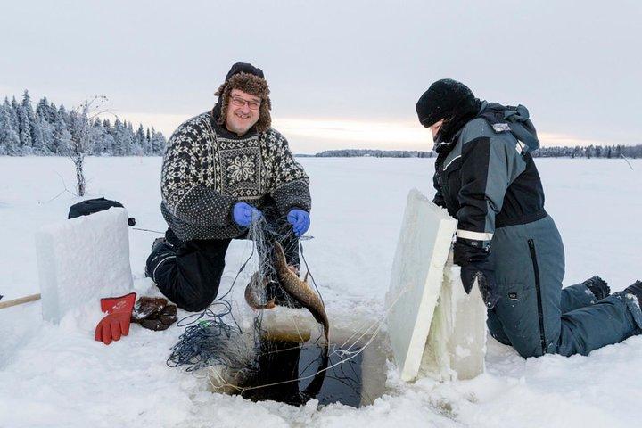 Pesca en hielo en moto de nieve desde Levi, Finlandia
