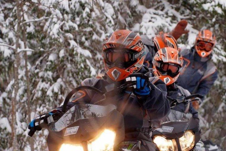 Pesca en hielo en moto de nieve desde Levi, Finlandia