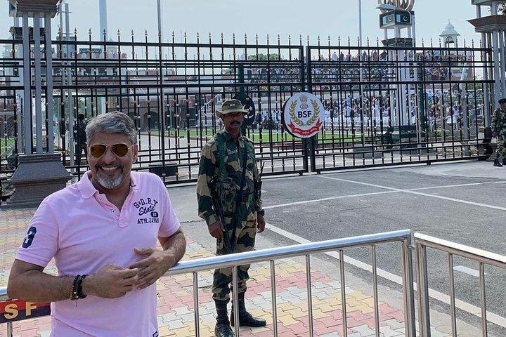Amritsar Wagah gränsflaggceremoni.