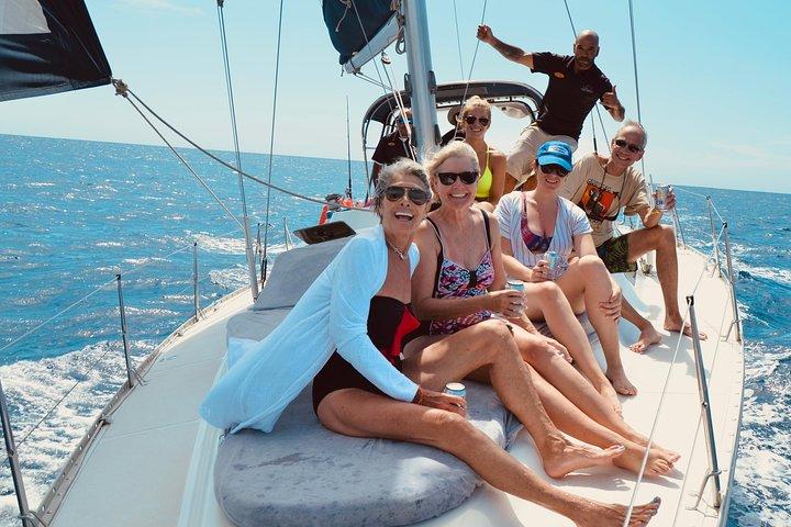 Cabo San Lucas Private Sailing Tour di 38 piedi con snorkeling