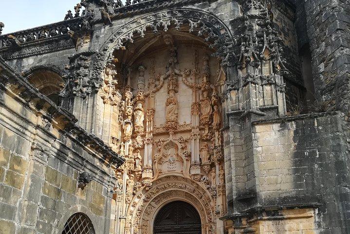Porto de ida para Lisboa, através de Coimbra e da cidade dos Templários Knight de Tomar