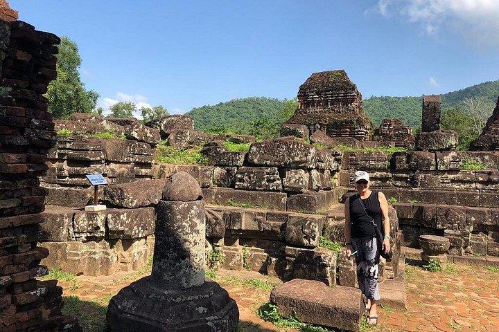 マイ・サン・ホーランド、大理石の山と仏陀の仏像