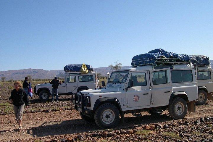 4x4で、マラケシュのヤグールの岩の彫刻をご覧ください。