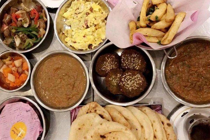 地元の人々との本物の朝食とギザピラミッドとスフィンクスツアー