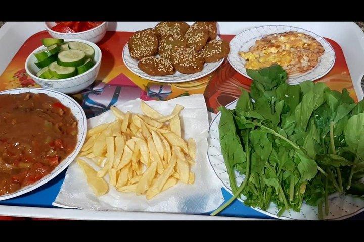 地元の人々との本物の朝食とギザピラミッドとスフィンクスツアー