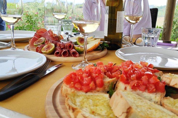 地元の前菜とワインの試飲を伴うブドウ園訪問