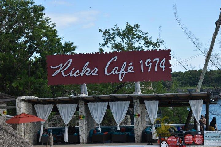 ファルマスからの入場料を含むセブン マイル ビーチ & リックス カフェへのネグリル日帰り旅行