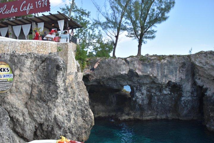 ファルマスからの入場料を含むセブン マイル ビーチ & リックス カフェへのネグリル日帰り旅行