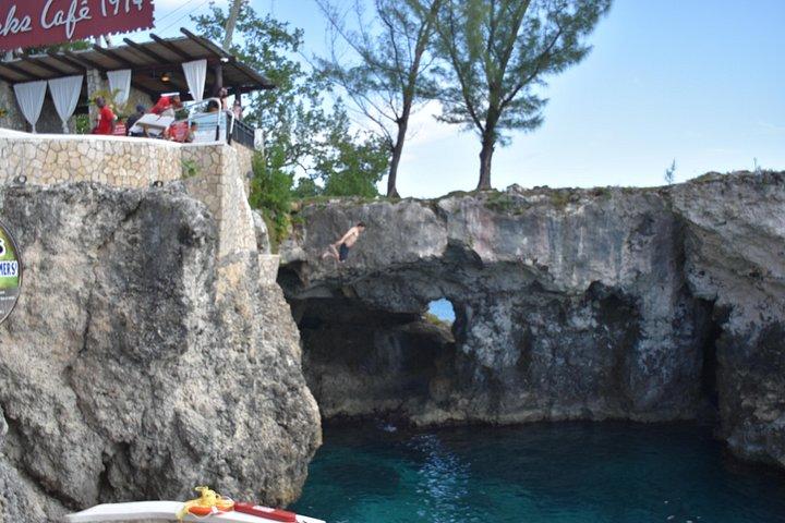 ファルマスからの入場料を含むセブン マイル ビーチ & リックス カフェへのネグリル日帰り旅行
