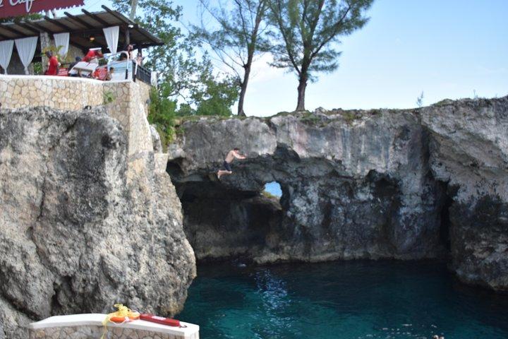 ファルマスからの入場料を含むセブン マイル ビーチ & リックス カフェへのネグリル日帰り旅行