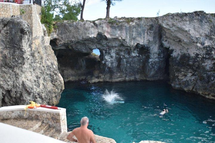 ファルマスからの入場料を含むセブン マイル ビーチ & リックス カフェへのネグリル日帰り旅行
