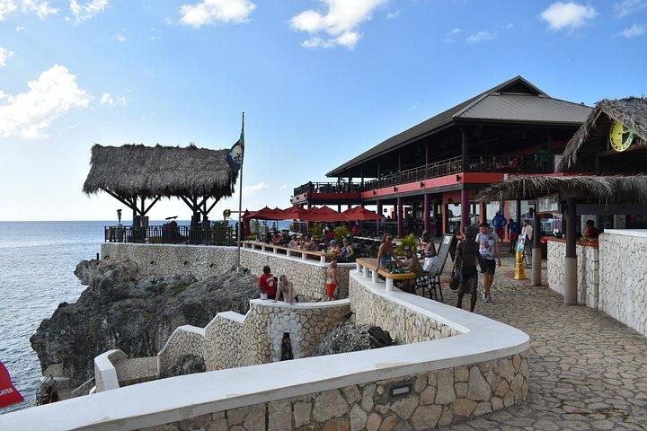 ファルマスからの入場料を含むセブン マイル ビーチ & リックス カフェへのネグリル日帰り旅行