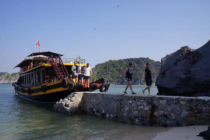 Die beliebteste Ganztagestour mit dem Kajak in der Lan Ha Bucht, Ha Long Bucht