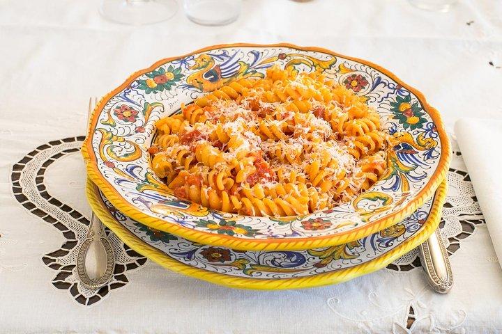 ショークッキングでキャンティのカステッリーナにある地元の家での食事体験