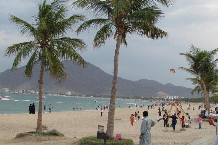 Excursion d'une journée complète dans les cinq Émirats au départ de Dubaï avec transferts vers l'hôtel