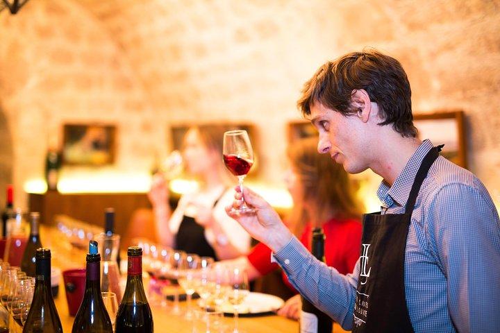 Paris - Dégustation de dix vins et dix fromages dans une cave royale